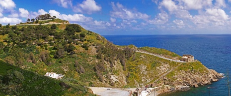 Panoramablick auf Punta Almina mit der Bucht Desnarigado und dem Militärmuseum in Ceuta.