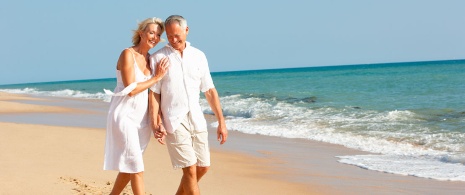 Una coppia senior in spiaggia