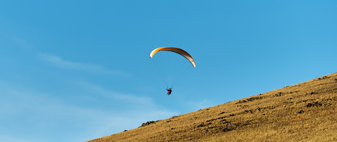Turista praticando parapente