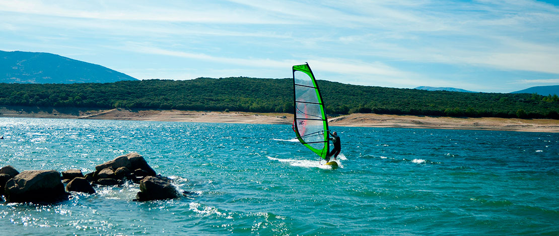 Windsurfen auf dem Stausee El Atazar, Cervera de Buitrago, Madrid Windsurfen auf dem Stausee El Atazar, Cervera de Buitrago, Madrid