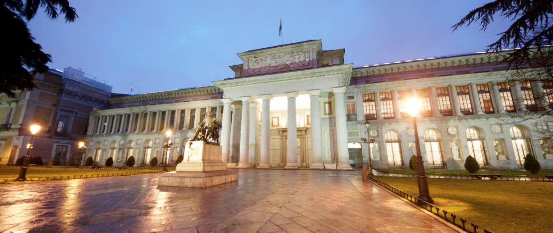 Vue nocturne du musée national du Prado à Madrid, communauté de Madrid Vue nocturne du musée national du Prado à Madrid, communauté de Madrid