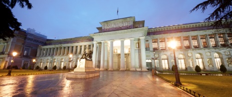 Vista nocturna del Museo del Prado de Madrid, Comunidad de Madrid