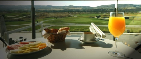 エンシン・ゴルフホテルのテラスでの朝食