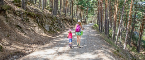 A mother and daughter hiking in Puerto de Canencia