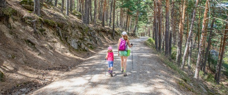 Mutter und Tochter wandern in Puerto de Canencia