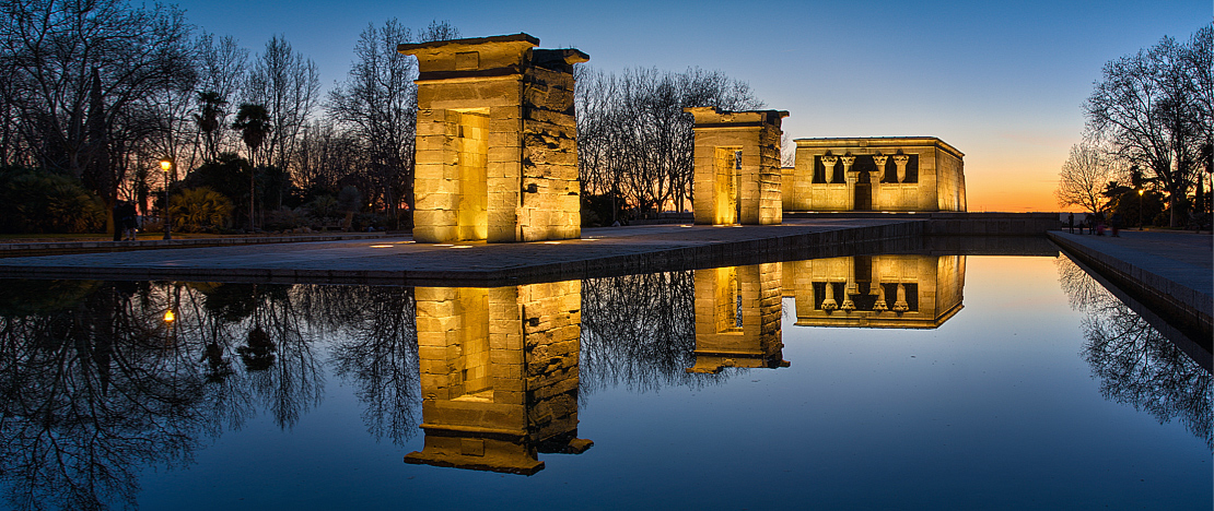 Vista do Templo de Debod no fim de tarde em Madri Vista do Templo de Debod no fim de tarde em Madri