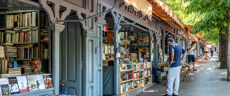 Détail des librairies dans la rue Cuesta de Moyano à Madrid