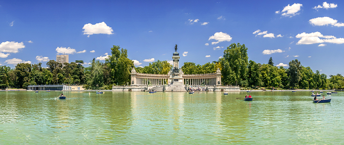 Turistas no lago de El Retiro, em Madri Turistas no lago de El Retiro, em Madri
