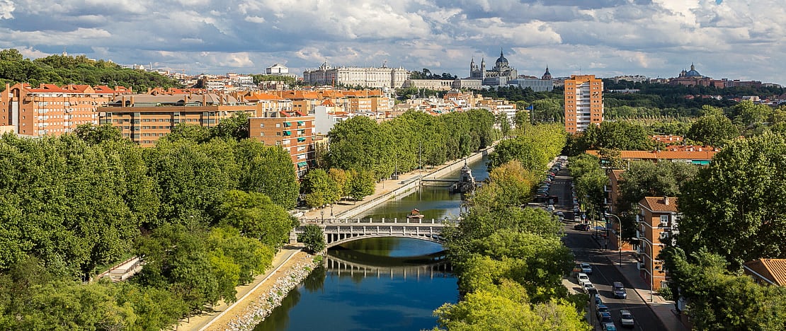 Vista do Madrid Río com a catedral de La Almudena ao fundo Vista do Madrid Río com a catedral de La Almudena ao fundo