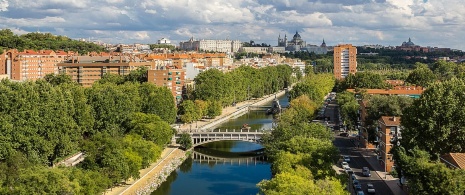 Ansicht von Madrid Rio mit der Almudena-Kathedrale im Hintergrund