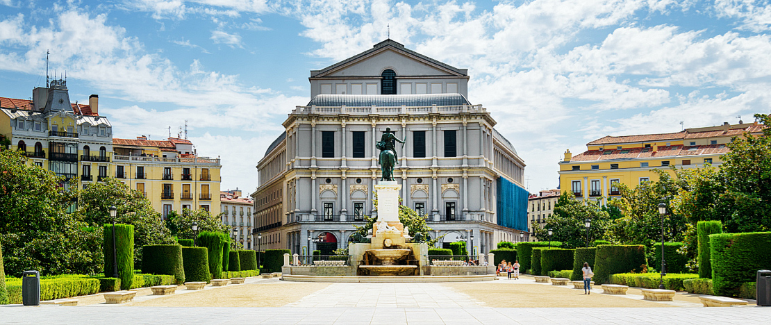 Widok na Teatr Królewski z Plaza de Oriente w Madrycie