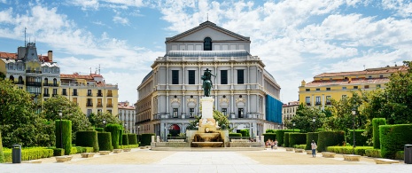 Vista del Teatro Real dalla Plaza de Oriente di Madrid