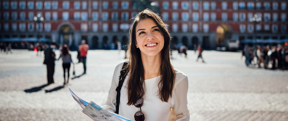 Turista en la plaza Mayor de Madrid Turista en la plaza Mayor de Madrid
