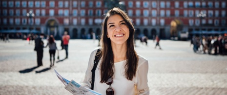 Turista en la plaza Mayor de Madrid