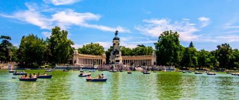 Touristes ramant sur l’étang du Retiro à Madrid