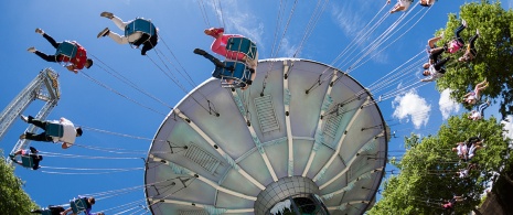 Besucher im Fahrgeschäft Mr. Freeze Ice Factory im Warner Park in Madrid, Region Madrid