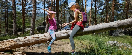 Mutter und Tochter spielen im Nationalpark Sierra de Guadarrama, Region Madrid