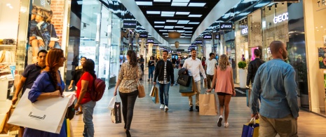 Des touristes font du shopping à The Style Outlets de San Sebastián de los Reyes, région de Madrid