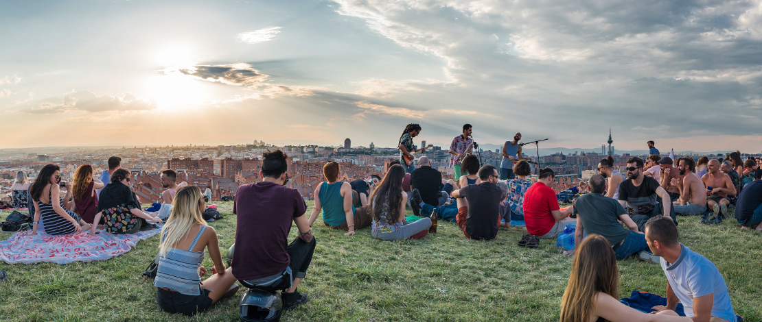 Vue de Madrid depuis le Cerro del Tío Pío, un coucher de soleil en été Vue de Madrid depuis le Cerro del Tío Pío, un coucher de soleil en été