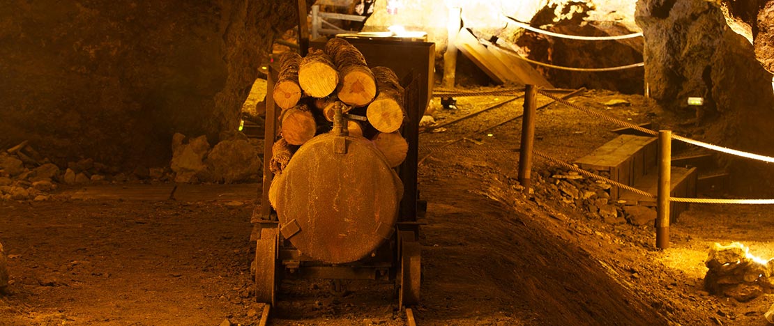 Transport de troncs dans la mine Agrupa Vicenta. Parc minier de La Unión. Murcie Transport de troncs dans la mine Agrupa Vicenta. Parc minier de La Unión. Murcie