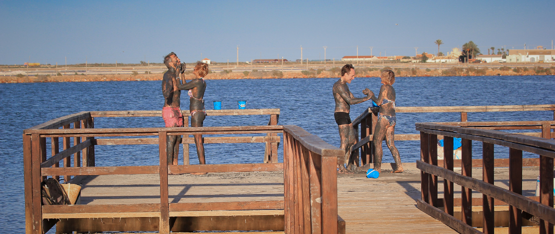 Coppia che applica fanghi a San Pedro del Pinatar, Murcia Coppia che applica fanghi a San Pedro del Pinatar, Murcia
