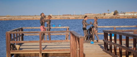 Paare, die sich gegenseitig Schlamm auftragen, in San Pedro del Pinatar, Murcia