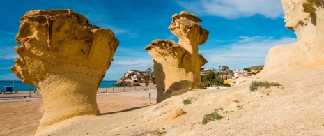 Powstałe na skutek erozji formy na plaży w Bolnuevo, Murcja