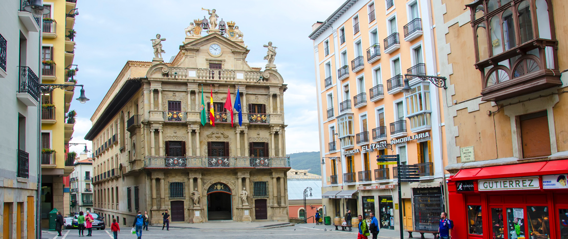 Вид на здание мэрии в Памплоне, Наварра Вид на здание мэрии в Памплоне, Наварра