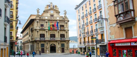 Blick auf die Fassade des Rathauses von Pamplona, Navarra