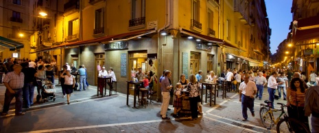 Detalhe de comércios e bares na rua Estafeta em Pamplona, Navarra