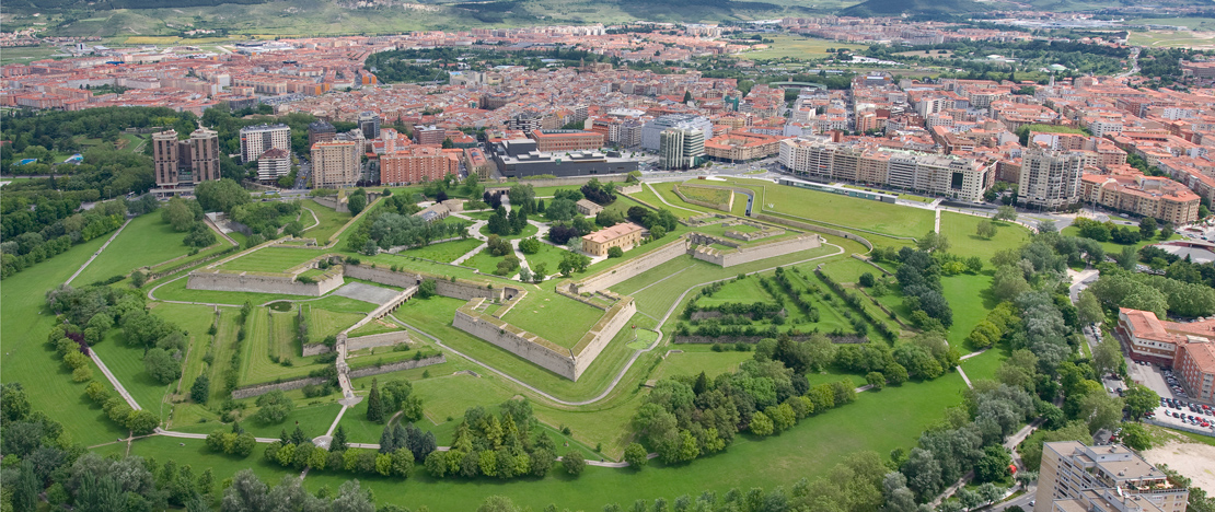 Вид с высоты птичьего полета на городские стены и цитадель Памплоны, Наварра Вид с высоты птичьего полета на городские стены и цитадель Памплоны, Наварра