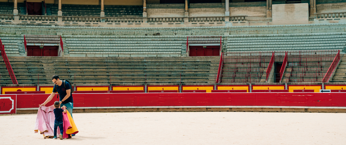 Туристы на арене для боя быков в Памплоне, Наварра Туристы на арене для боя быков в Памплоне, Наварра