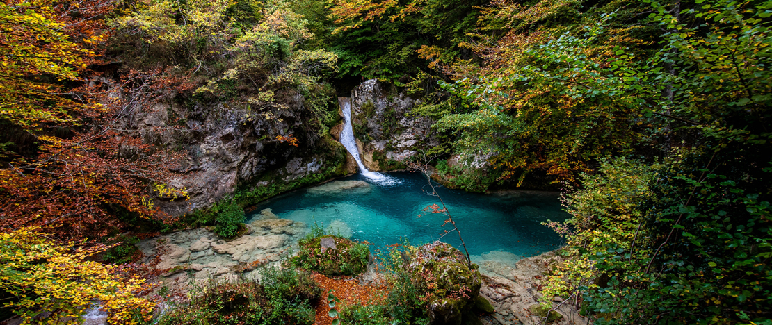 Blick auf den Fluss Urederra im Naturpark von Urbasa und Andía, Navarra
