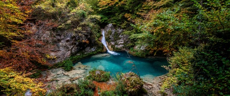 Veduta del fiume Urederra nel Parco Naturale di Urbasa e Andía, Navarra