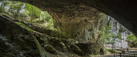 Vista do interior da caverna de Zugarramurdi