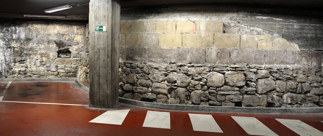 Widok na mur na parkingu Boulevard w San Sebastián Widok na mur na parkingu Boulevard w San Sebastián