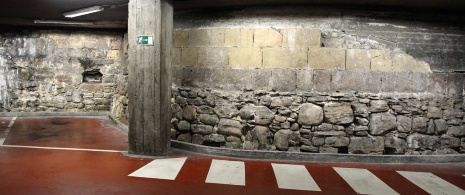 Blick auf die Stadtmauer im Boulevard-Parkhaus, San Sebastián