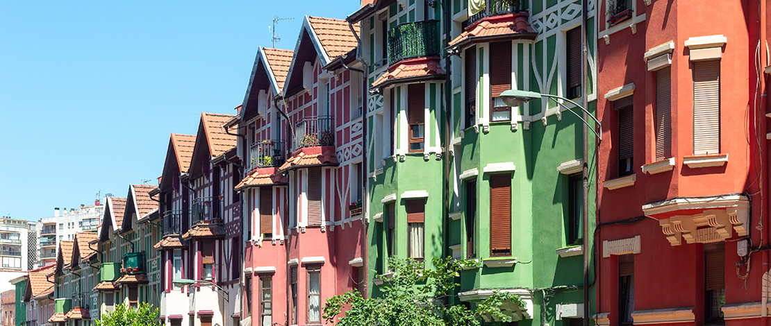 Widok na kolorowe domy dzielnicy Irala w Bilbao Widok na kolorowe domy dzielnicy Irala w Bilbao