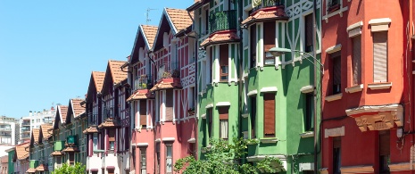 Blick auf die bunten Häuser im Stadtviertel Irala, Bilbao