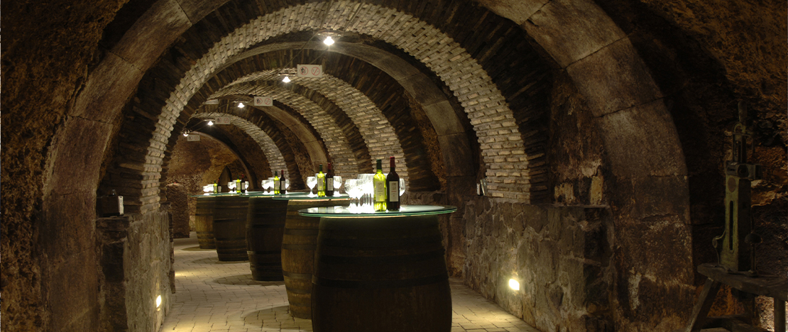 Vista de un túnel en la Bodega El Fabulista. Laguardia, Álava Vista de un túnel en la Bodega El Fabulista. Laguardia, Álava