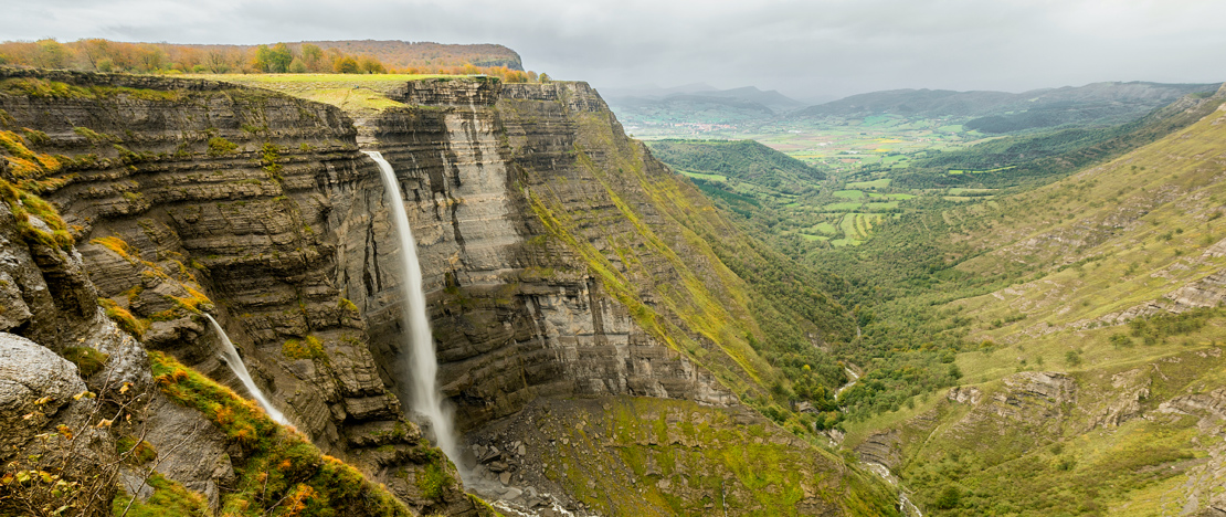 Vues depuis le Salto del Río Nervión, sur le monument naturel Monte Santiago, Álava, Pays basque Vues depuis le Salto del Río Nervión, sur le monument naturel Monte Santiago, Álava, Pays basque