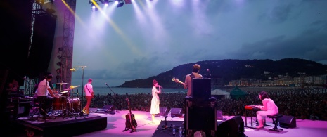 Concerto del Festival internazionale di jazz di San Sebastián sulla spiaggia di Zurriola di Donostia-San Sebastián, Guipúzcoa, Paesi Baschi