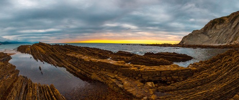 Klify fliszowe Plaża Itzurun, Zumaia, Vizcaya, Kraj Basków