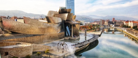 Das Guggenheim-Museum in Bilbao aus der Luft