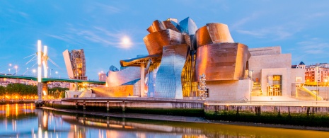 Veduta del Museo Guggenheim a Bilbao, Biscaglia, Paesi Baschi