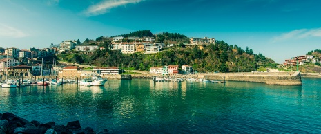 Vista del puerto de Ondarroa, Bizkaia Vista del puerto de Ondarroa, Bizkaia