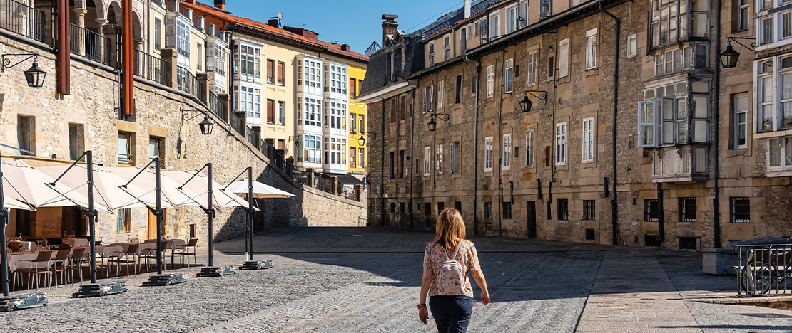 Turista paseando por una calle en Vitoria Turista paseando por una calle en Vitoria