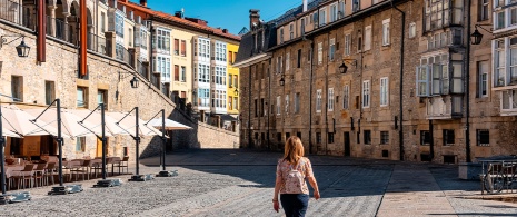Turista paseando por una calle en Vitoria Turista paseando por una calle en Vitoria