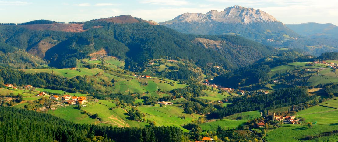 Vista de Aramaio e do Monte Udalaitz ao fundo em Álava, País Basco Vista de Aramaio e do Monte Udalaitz ao fundo em Álava, País Basco
