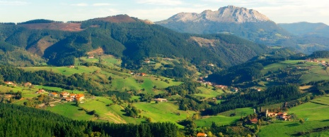 Blick auf Aramaio mit dem Udalaitz-Berg im Hintergrund, Álava, Baskenland